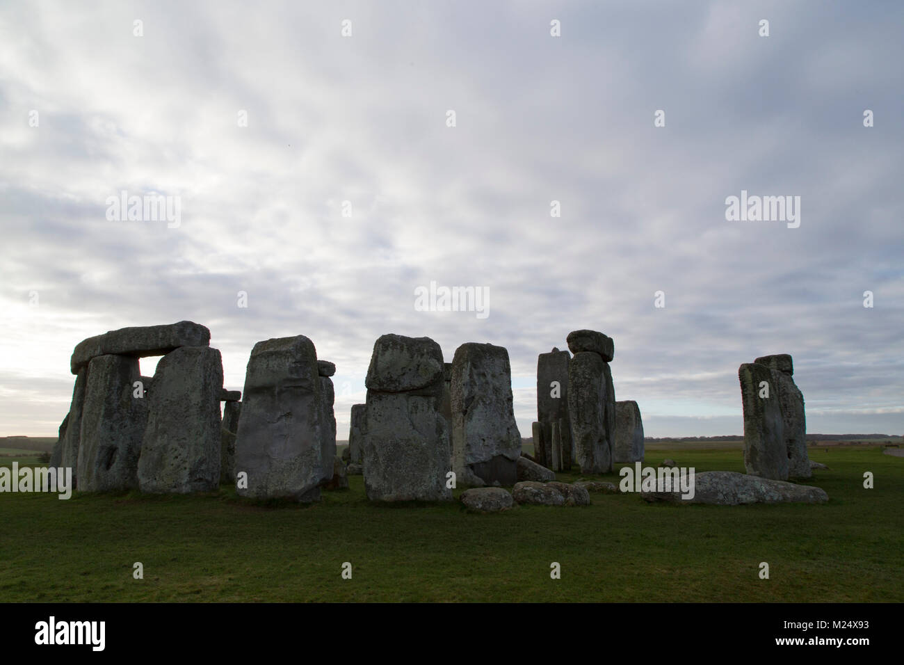Le cercle de pierres de Stonehenge dans le Wiltshire, Angleterre. L'ancien monument date du néolithique, autour de 5 000 ans. Banque D'Images