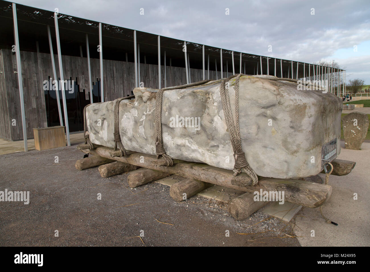 Un affichage à l'extérieur du centre des visiteurs à Stonehenge dans le Wiltshire, Angleterre. Banque D'Images