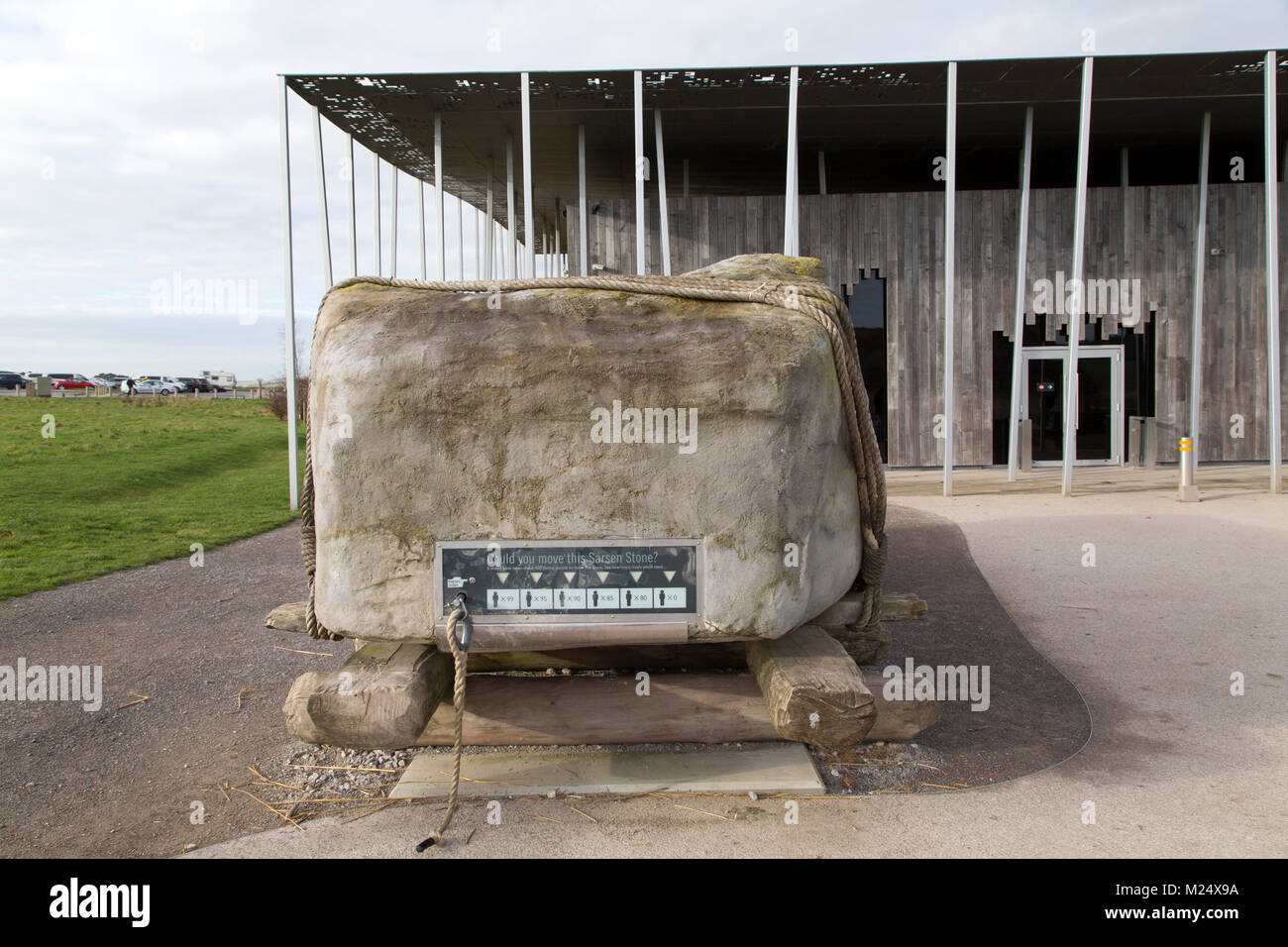 Un affichage à l'extérieur du centre des visiteurs à Stonehenge dans le Wiltshire, Angleterre. Banque D'Images