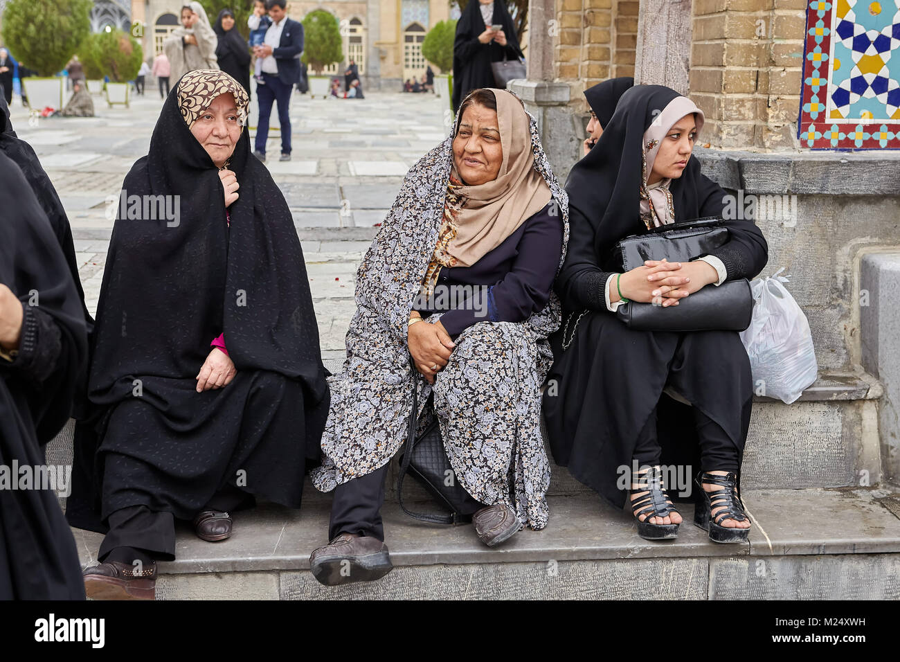 Téhéran, Iran - 27 Avril 2017 : pèlerins iraniens en hijab s'asseoir près du Shah Abdol Azim de culte. Banque D'Images