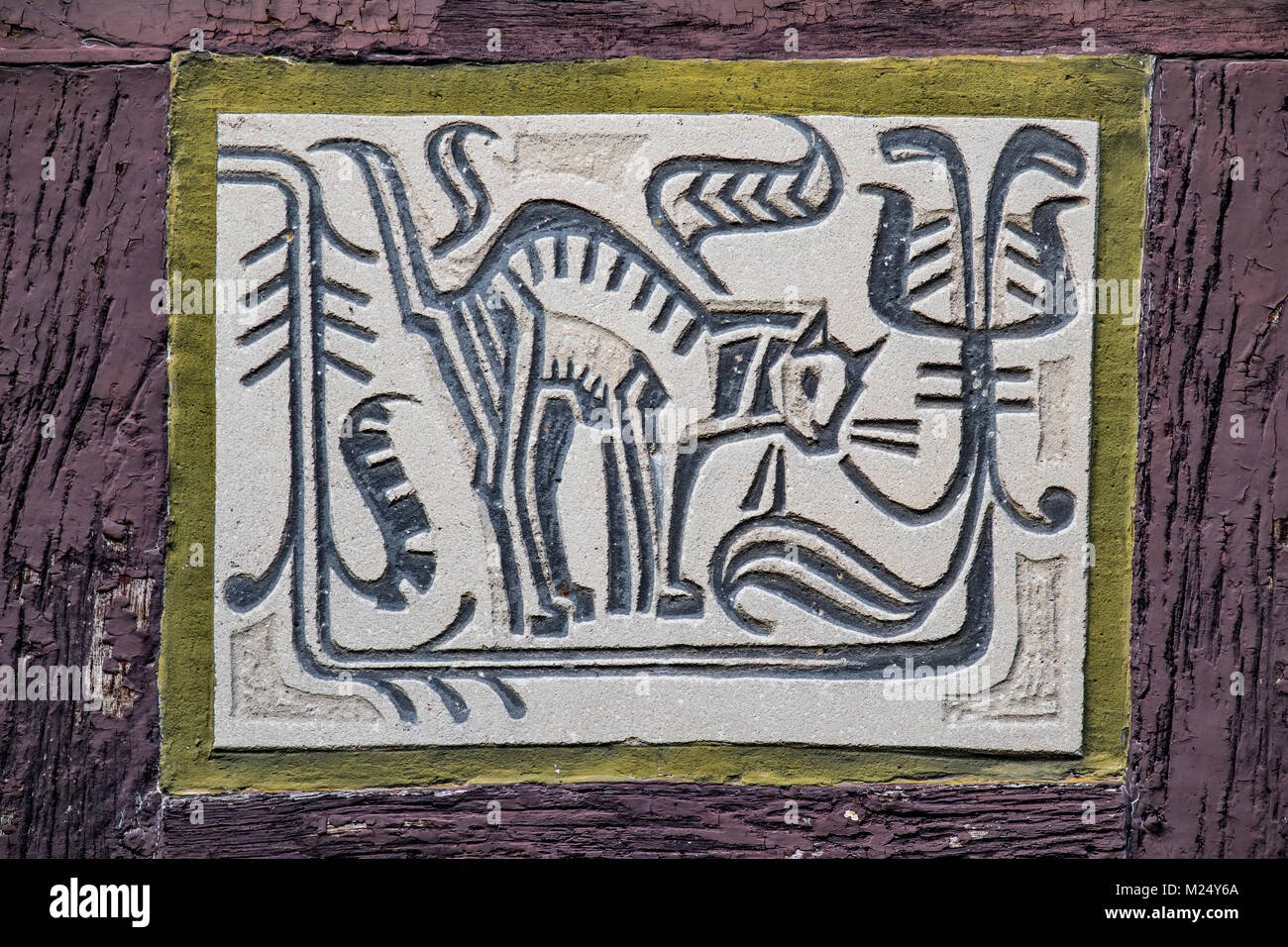 Peintures de façade à maison à colombages dans la vieille ville d'Alsfeld, Hesse, Allemagne, motif animal cat Banque D'Images