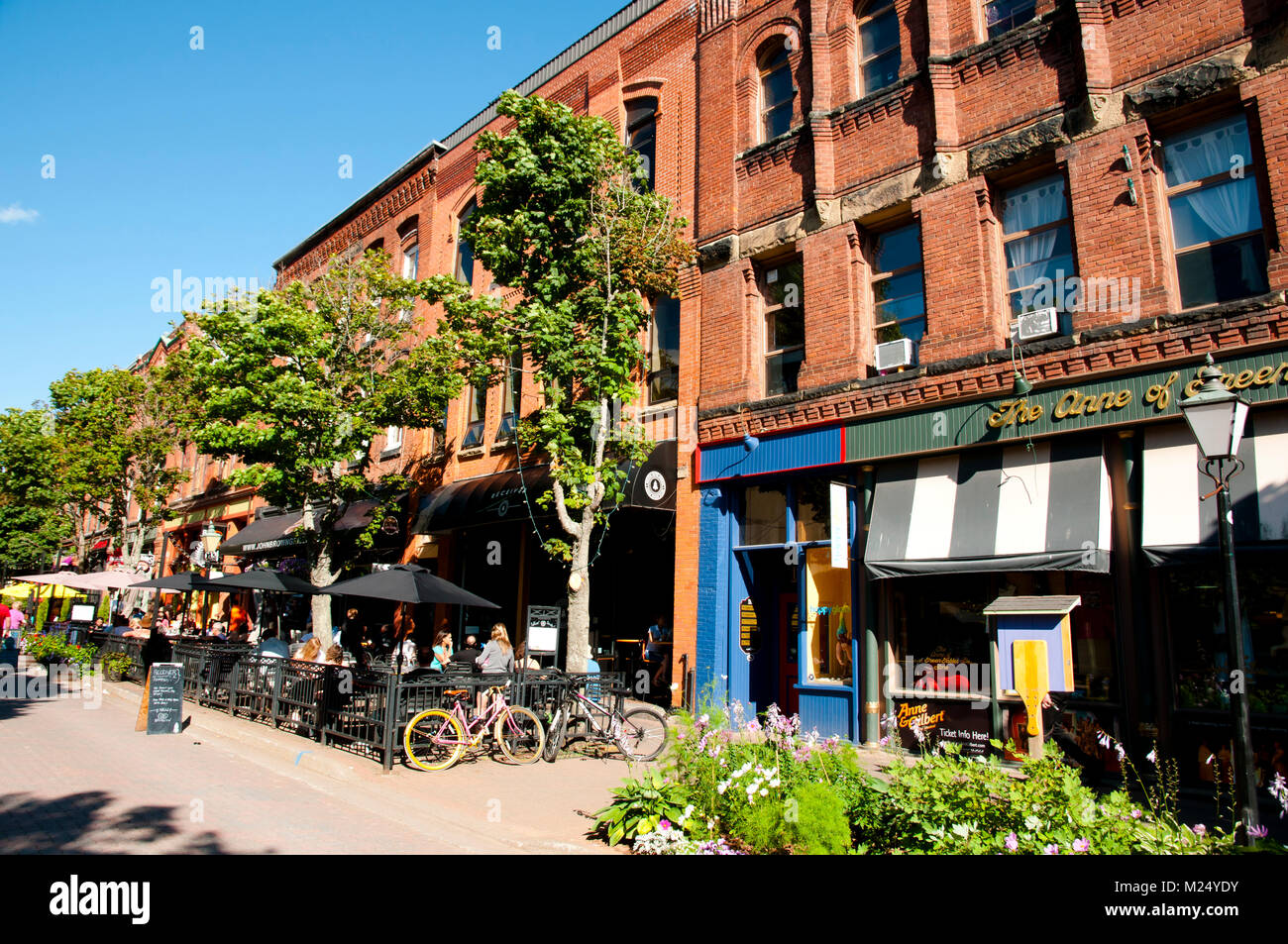 CHARLOTTETOWN, CANADA - Le 8 août 2016 : les bâtiments historiques et restaurants sur la rue piétonne de Victoria Row Banque D'Images