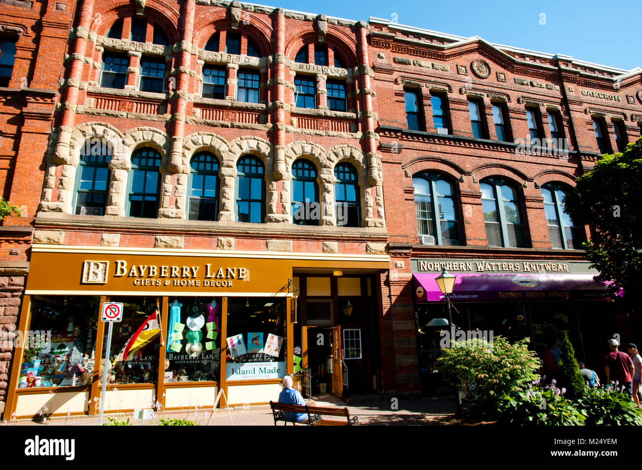 CHARLOTTETOWN, CANADA - Le 8 août 2016 : les bâtiments historiques et restaurants sur la rue piétonne de Victoria Row Banque D'Images