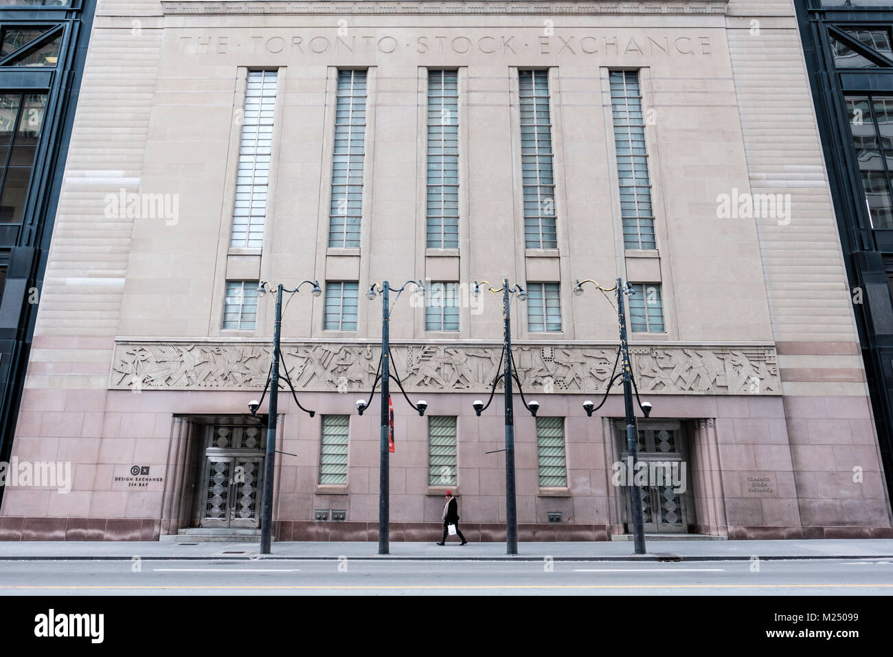 Une randonnée pédestre par l'ancien bâtiment de la Bourse de Toronto, la façade de la maison maintenant Toronto Design Exchange (DX), le Design Museum, centre-ville. Banque D'Images