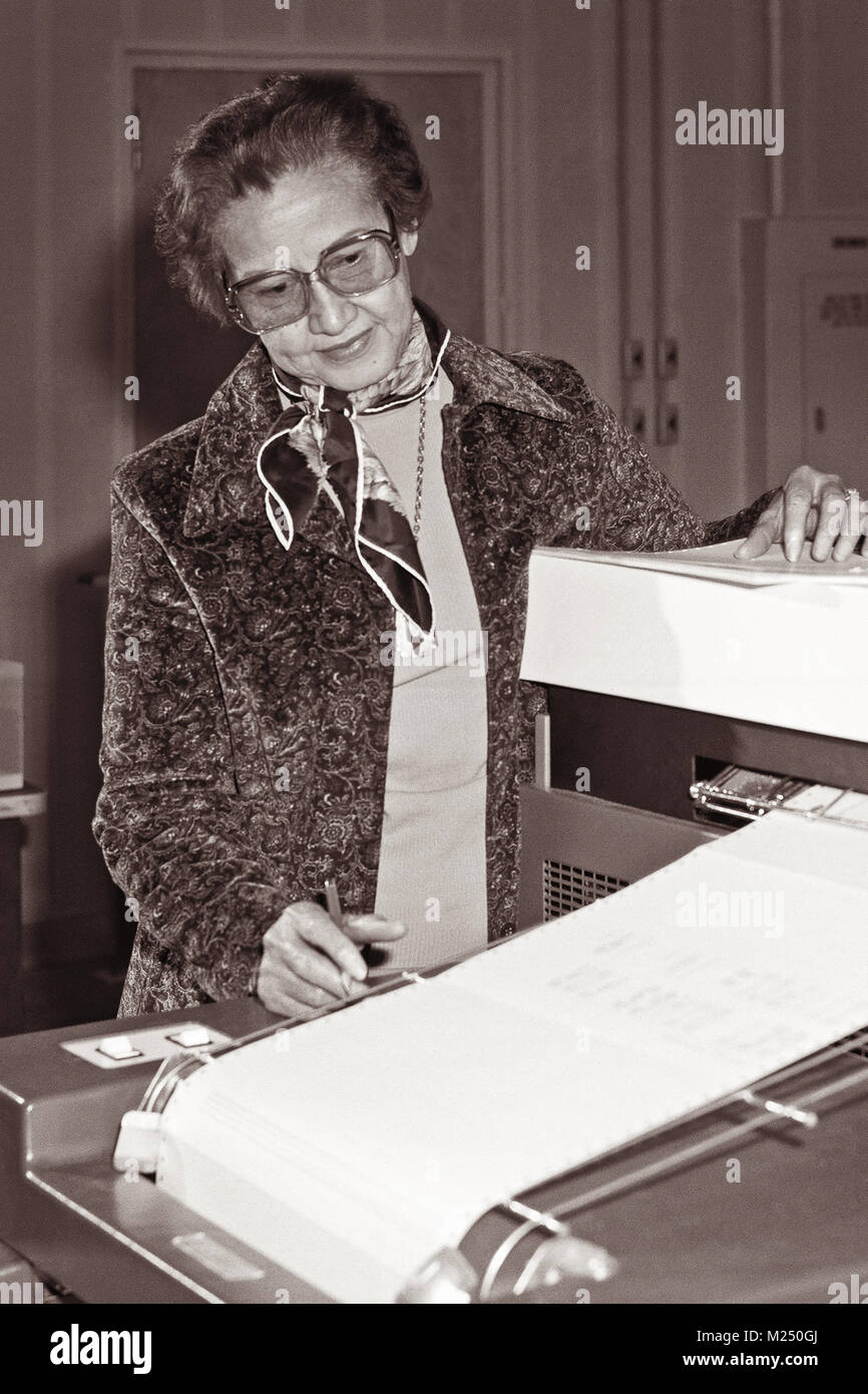 La recherche de la NASA Johnson Katherine mathématicien au travail à la NASA Langley Research Center en 1980. Johnson a été en vedette dans le film chiffres cachés, ainsi que le livre sur lequel le film est basé. Banque D'Images