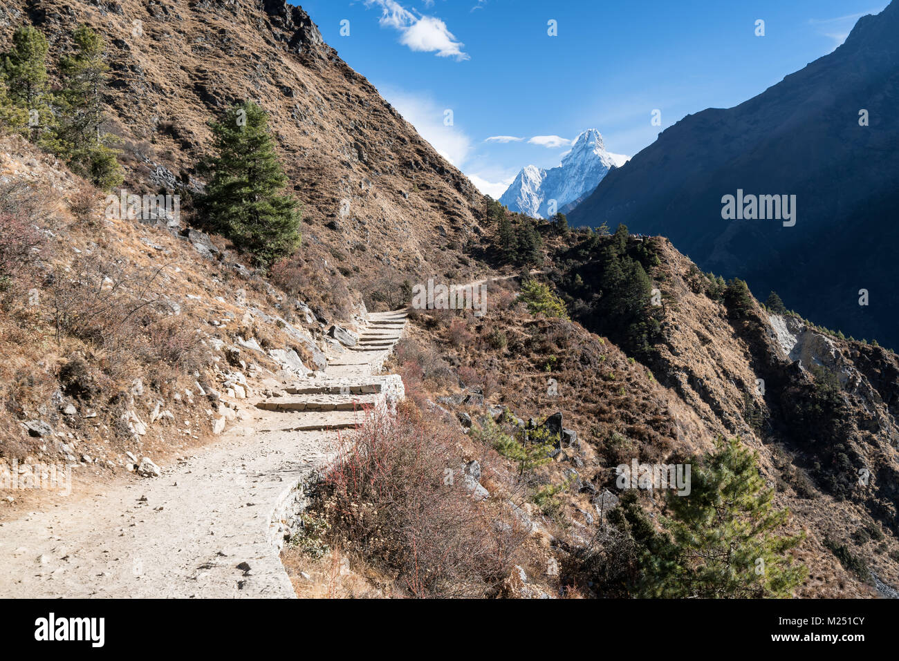 L'Ama Dablam mountain vu sur camp de base de l'Everest/trois passages trek, au Népal Banque D'Images L'Ama Dablam mountain vu sur camp de base de l'Everest/trois passages trek, au Népal Banque D'Images