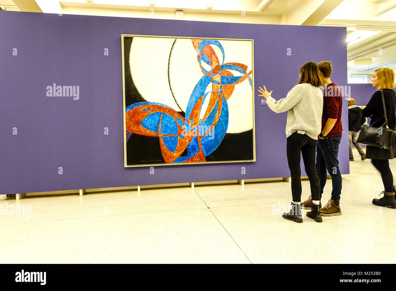 People in Museum Art Modern Gallery Prague République tchèque Frantisek Kupka peinture iconique art abstrait précoce Fugue en deux couleurs (1912) Banque D'Images