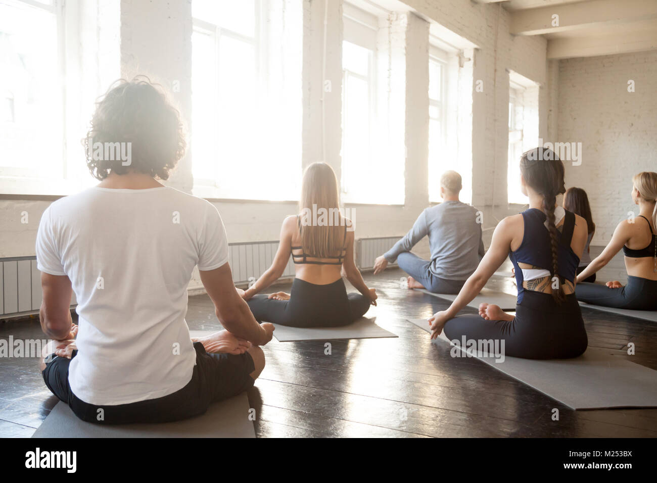 Serra les mains noires mâle sur Office 24, vue en gros Banque D'Images