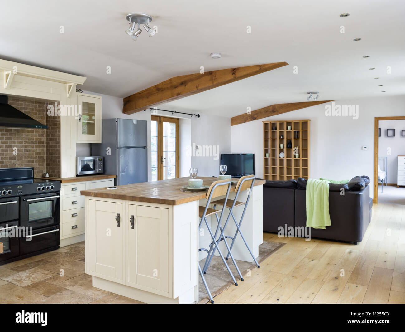 Un vaste plan, Air BnB maison de vacances chalet. Montrant la cuisine, salon et vue à travers à la chambre à coucher Banque D'Images