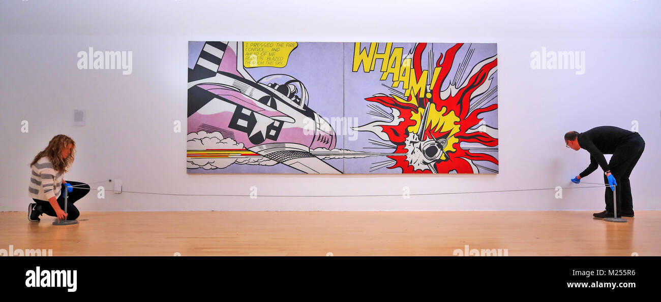 Le Roy Lichtenstein Whaam ! 1963 va sur l'affichage à la Tate Liverpool comme la galerie marque le début de sa 30e année d'anniversaire. La peinture a récemment subi la conservation à l'aide d'une technique nouvellement découvert qui a conduit l'Whaam !&Otilde;s des couleurs et du style à la vie. Banque D'Images