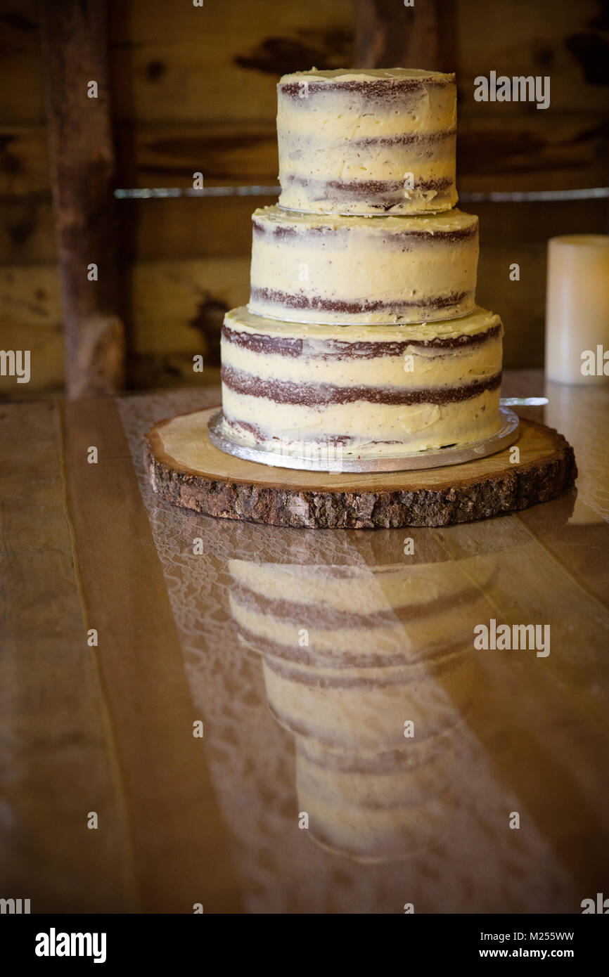 Gâteau de célébration à trois niveaux sur table en bois Banque D'Images