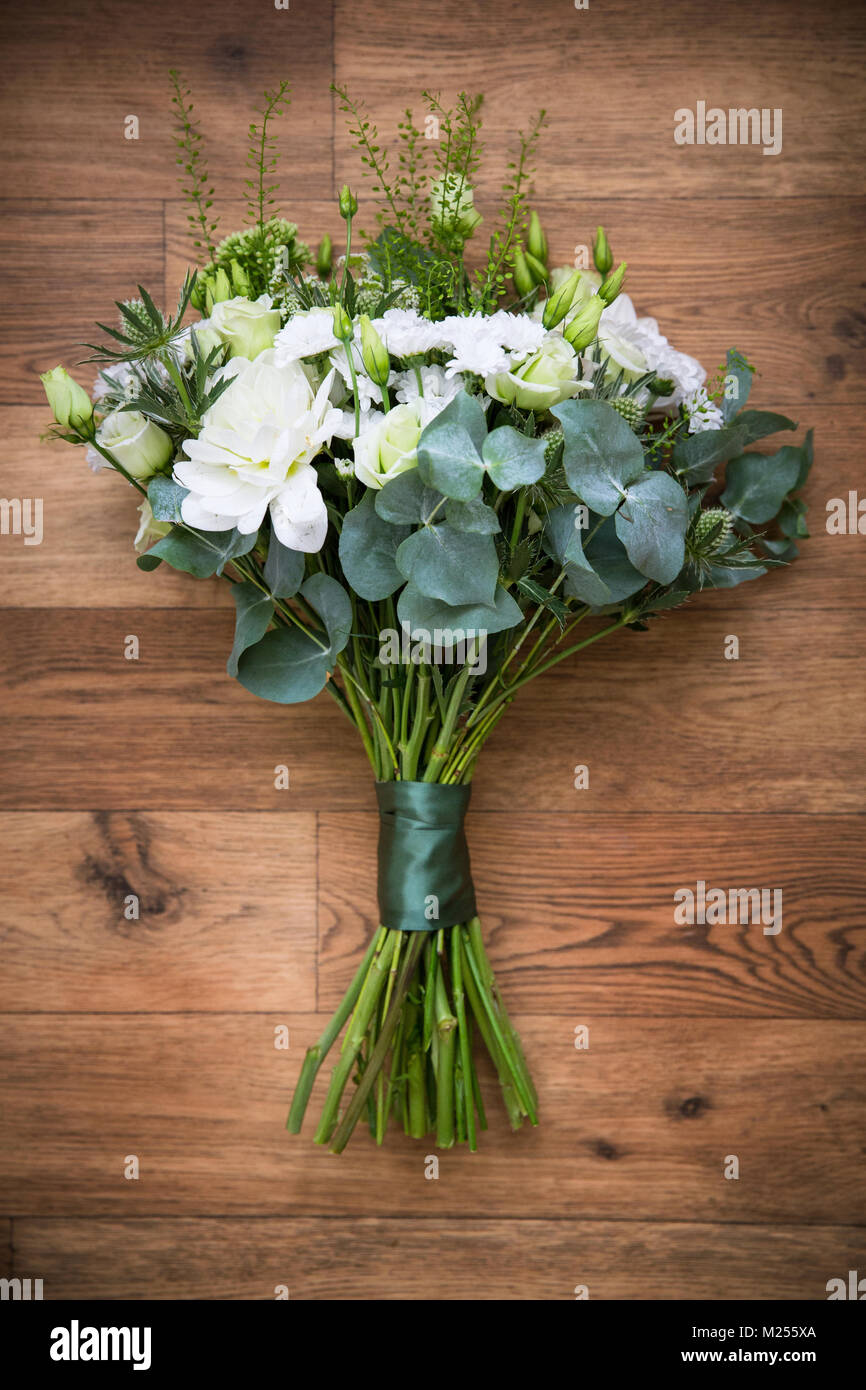 Bouquet de mariage blanc et vert attaché avec ruban vert, overhead view  Photo Stock - Alamy