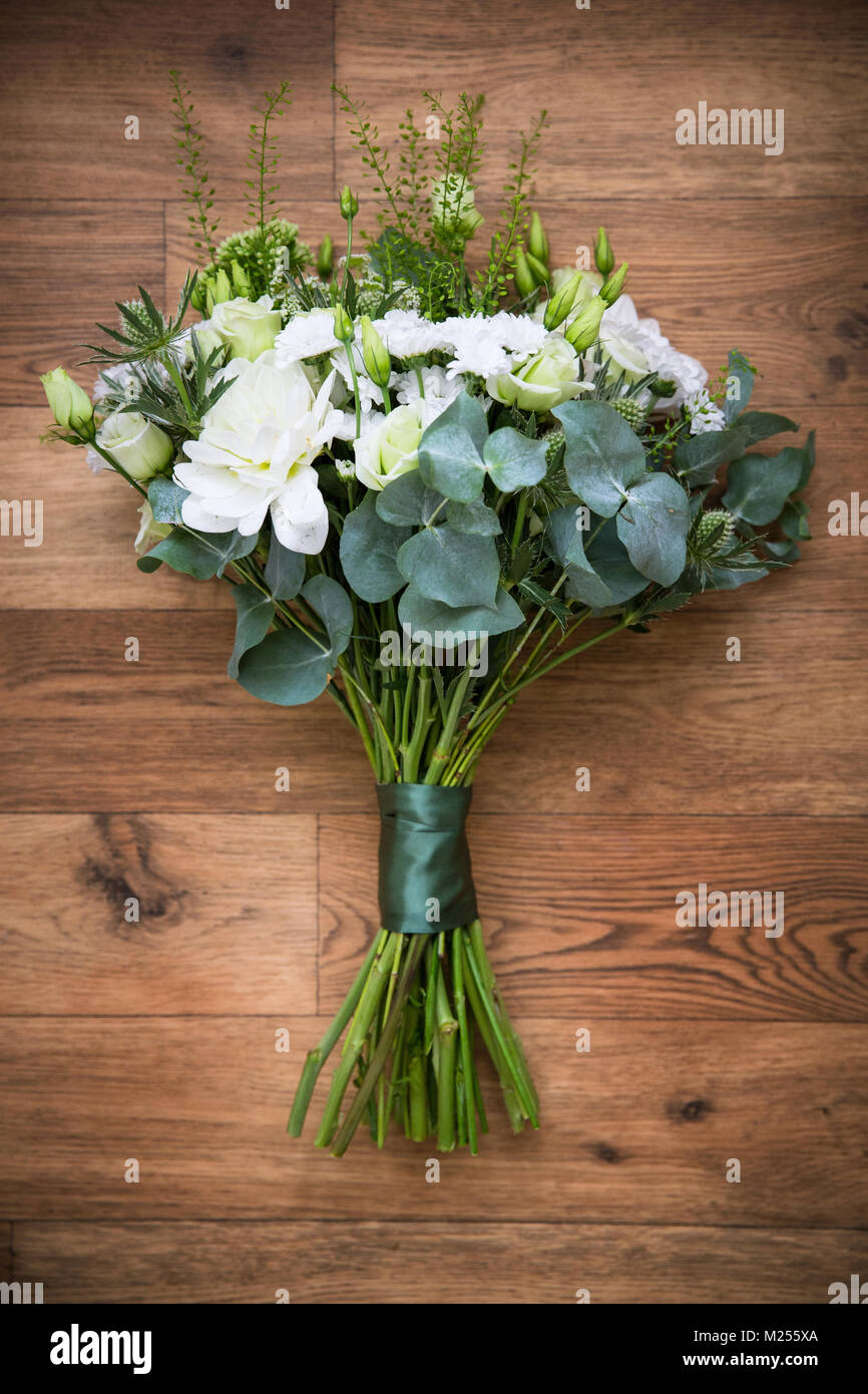 Bouquet de mariage blanc et vert attaché avec ruban vert, overhead view Banque D'Images