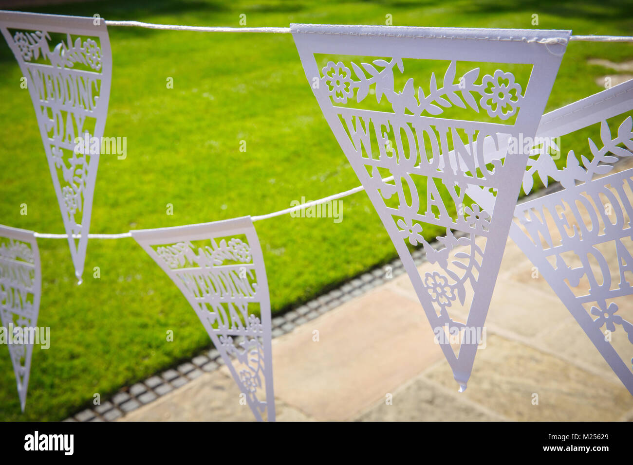 Die cut mariage bunting, suspendu à l'extérieur, close-up Banque D'Images