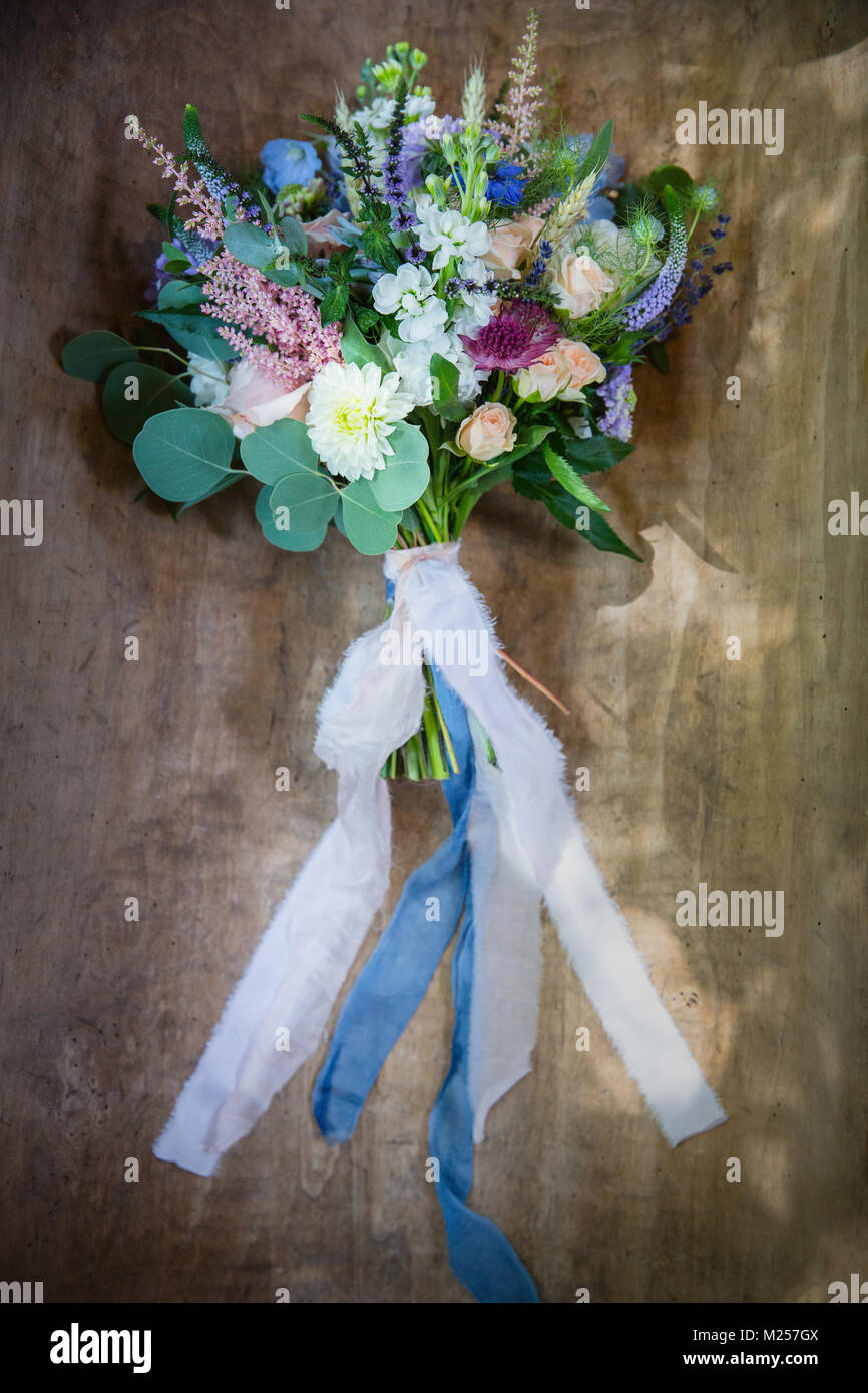 Mariage bouquet attaché avec des rubans bleu et blanc, overhead view Banque D'Images