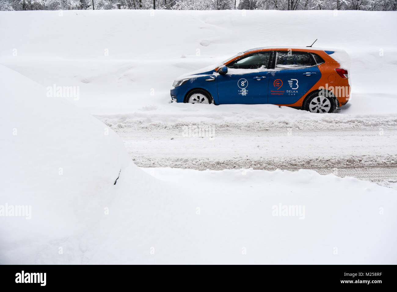 Moscou, Russie - 4 Février, 2018 : un service d'autopartage de Moscou voiture couverte de neige après une chute de neige. Banque D'Images