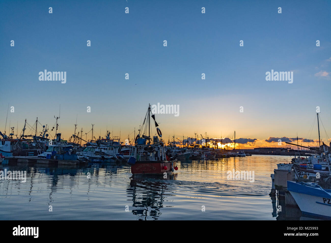 Newlyn, Cornwall UK. 5h feb 2018.UK Weather. Il a été de 3 degrés C ce matin dans les eaux abritées du port de Newlyn, avec une journée ensoleillée prévisions de grésil et de neige Prévisions pour demain. Crédit : Simon Maycock/Alamy Live News Banque D'Images