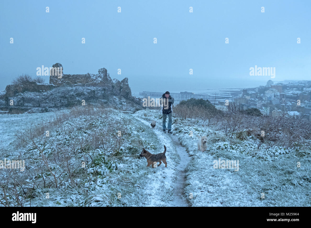 Hastings, East Sussex. Feb 2018 5ème. Conditions de Blizzard par le château sur la colline de l'Ouest dans la région de Hastings. Banque D'Images