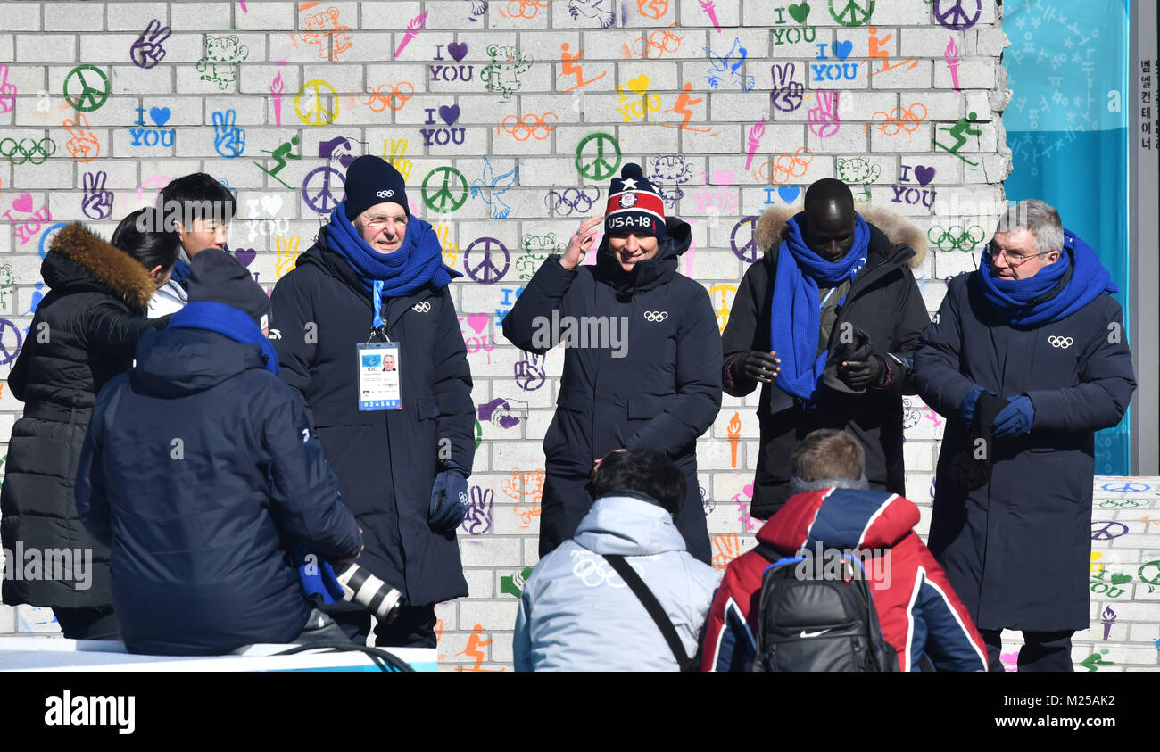 Pyeongchang, Corée du Sud. 05 févr., 2018. Jacques Rogge (4.f.l.), l'ancien président de la Commission d'avis International Olympique (CIO) de la Belgique et de Thomas Bach (r), président du CIO, prendre part à une cérémonie pour le dévoilement de la trêve olympique murale dans le village olympique, à Pyeongchang, Corée du Sud, 05 février 2018. Les Jeux Olympiques d'hiver de 2018 à PyeongChang sont dues à courir à partir de 09 - 25 février. Crédit : Peter Kneffel/dpa/Alamy Live News Banque D'Images