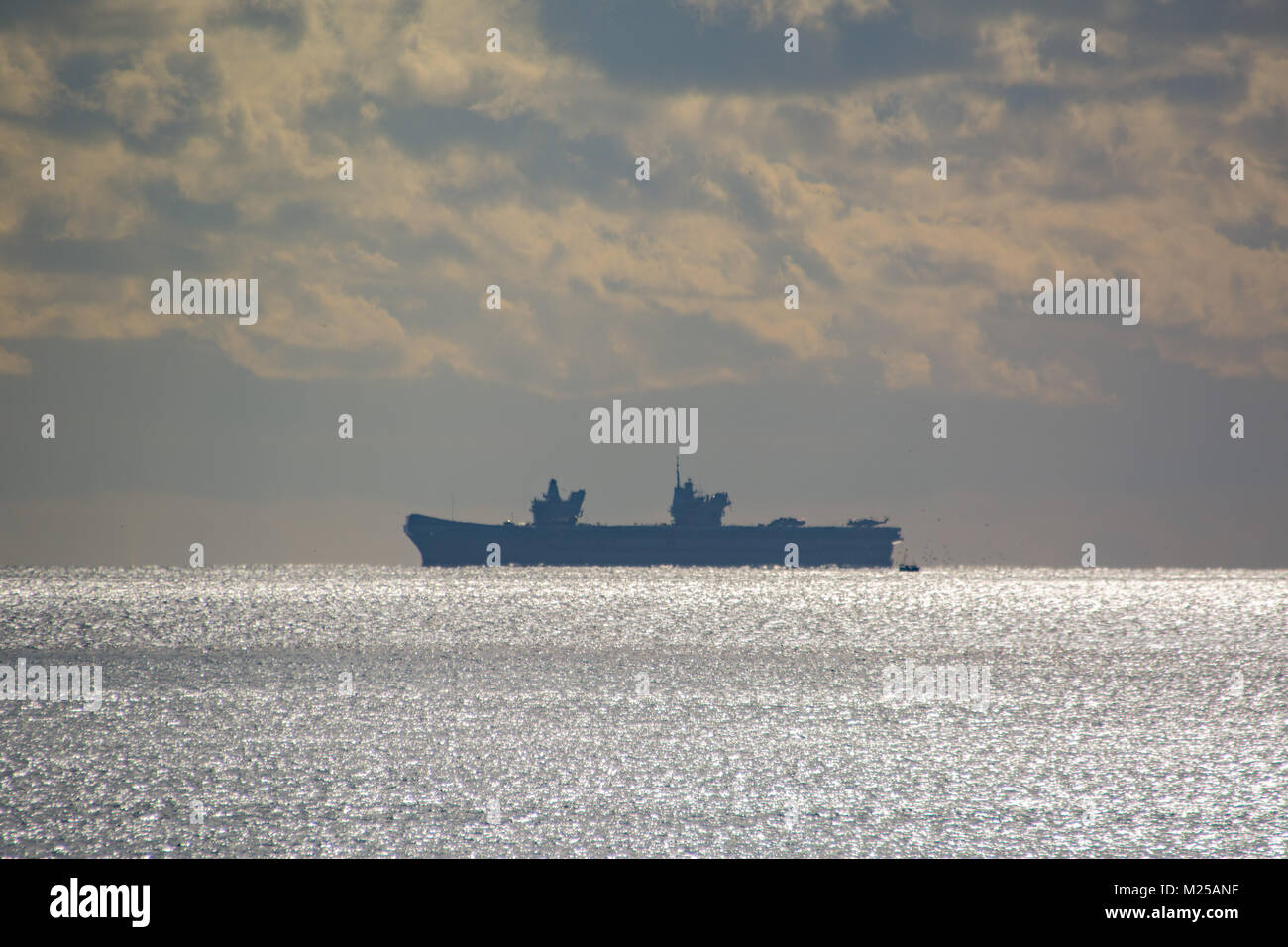 Marazion, Cornwall, UK. Feb 2018 5ème. Météo britannique. Le porte-avions Queen Elizabeth a été au maximum de beau temps aujourd'hui à la mer à Mounts Bay près de Helston - l'accueil de RNAS Culdrose. Crédit : Simon Maycock/Alamy Live News Banque D'Images