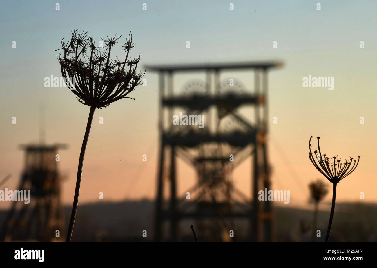 Dortmund, Allemagne. 05 févr., 2018. Les deux headframes du Gneisenau ancienne mine de charbon en photo contre le ciel du matin à Dortmund, en Allemagne, 05 février 2018. Crédit : Bernd Thissen/dpa/Alamy Live News Banque D'Images