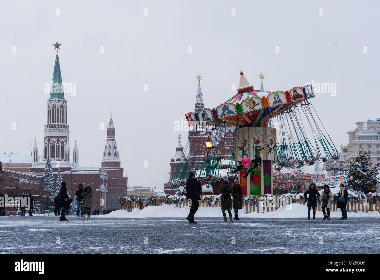 Météo russe, Moscou. Lundi, Février 5, 2018. La ville renaît après la norme mensuelle de neige il a obtenu le week-end dernier. Services municipaux de mobiliser toutes leurs ressources pour nettoyer les rues et les places de l'épais tapis blanc de flocons. La température est basse, -10C (14F), toujours de la neige légère. Décoré de la Place Rouge de Moscou. Foire, patinoire, et des attractions pour les enfants par le Kremlin. Crédit : Alex's Pictures/Alamy Live News Banque D'Images