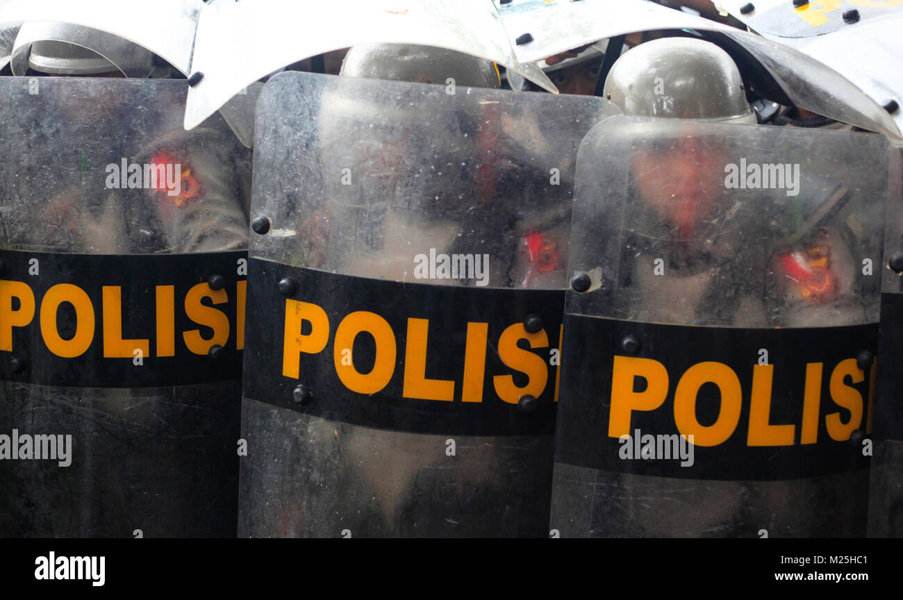 La police indonésienne a fait des barricades pour assurer la sécurité des manifestations au cours d'une simulation d'élections locales à Bogor, Java ouest, Indonésie. 3 Février 2018 Banque D'Images