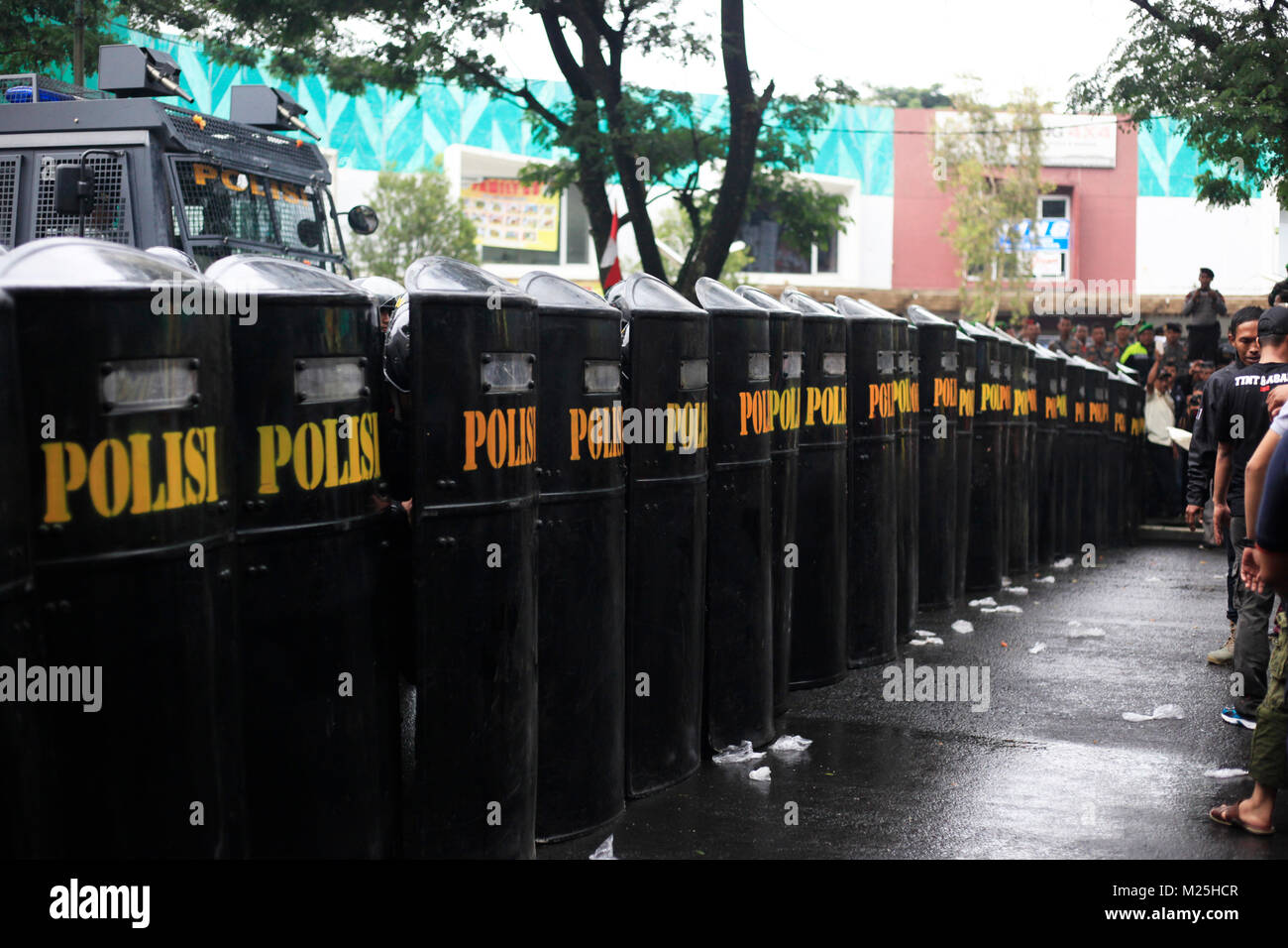 La police indonésienne a fait des barricades pour assurer la sécurité des manifestations au cours d'une simulation d'élections locales à Bogor, Java ouest, Indonésie. 3 Février 2018 Banque D'Images