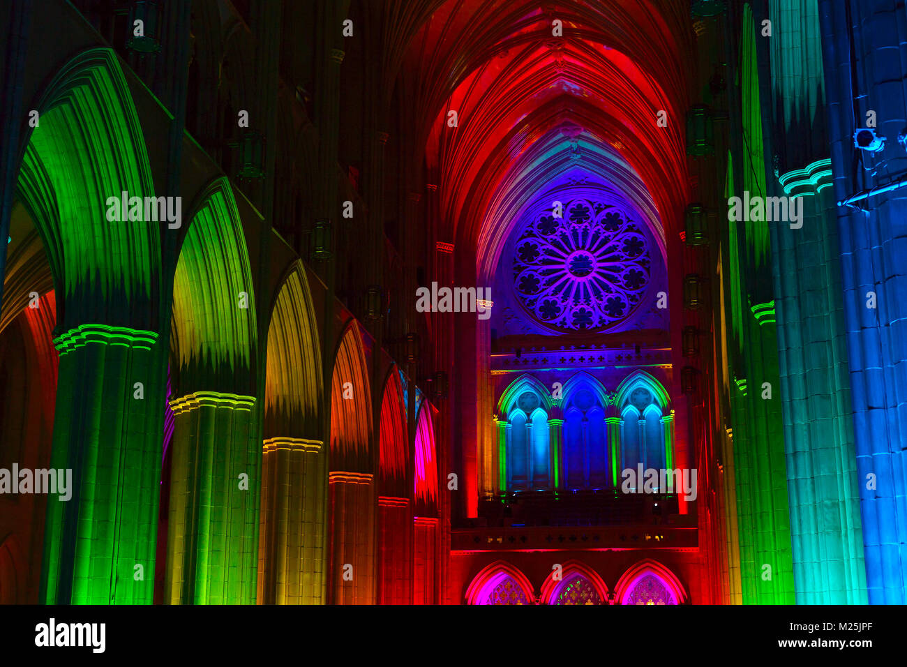 Washington DC, USA le 5 février 2018. À l'intérieur de la cathédrale nationale de Washington sur un premier jour de voir plus loin, une semaine d'expérience la cathédrale d'une nouvelle façon. Espace, lumière et son expérience vous permet d'éclairage pour la réflexion, l'intimité et de connaissances. Crédit : Andrei Medvedev/Alamy Live News Banque D'Images