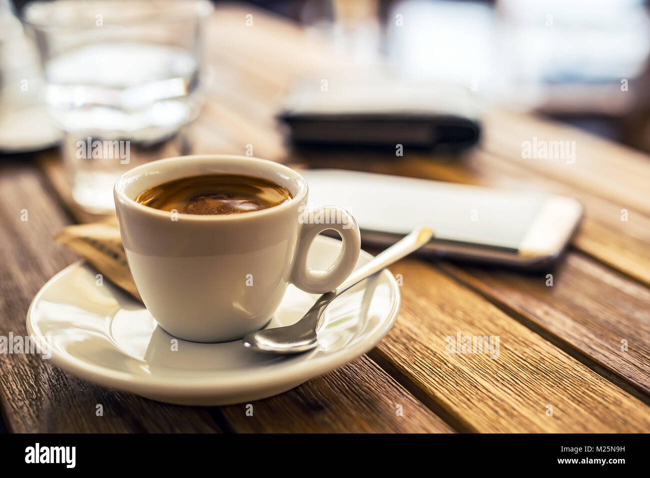 Le café. Tasse de café téléphone mobile sur table sur terrasse restaurant coffee house. Pause café entreprise. Banque D'Images