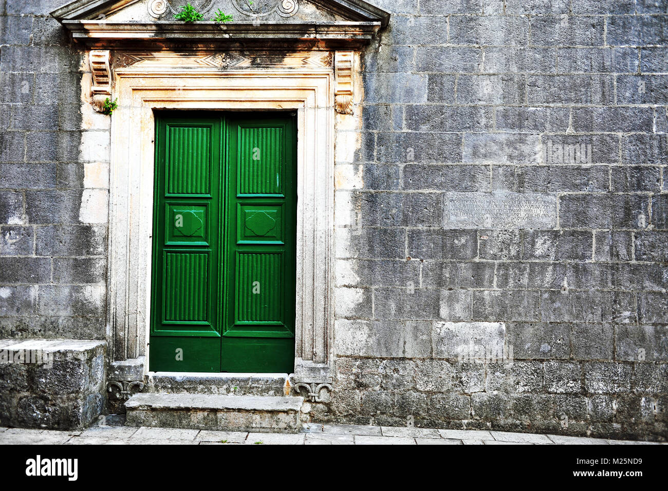 Vieille porte en bois vert en arrière-plan le mur de brique Banque D'Images