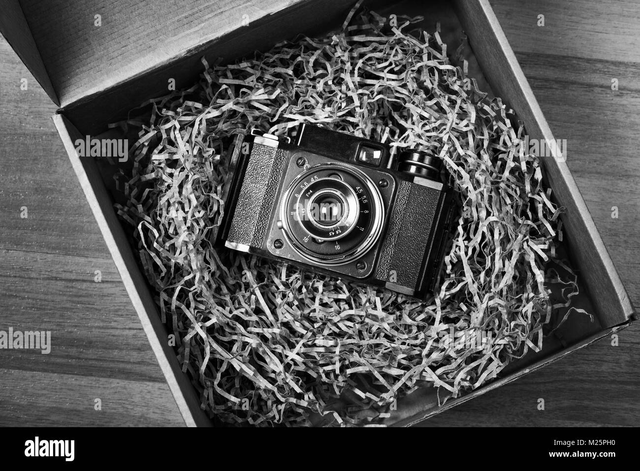 Ancienne rétro caméras télémétriques en post box Banque D'Images