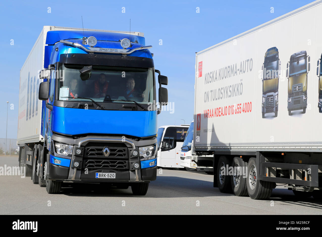 LIETO, FINLANDE - le 5 avril 2014 : Renault Trucks présente la nouvelle Renault T460 à long terme dans le cadre de leur nouvelle gamme T chez Volvo Truck and Bus Center Banque D'Images