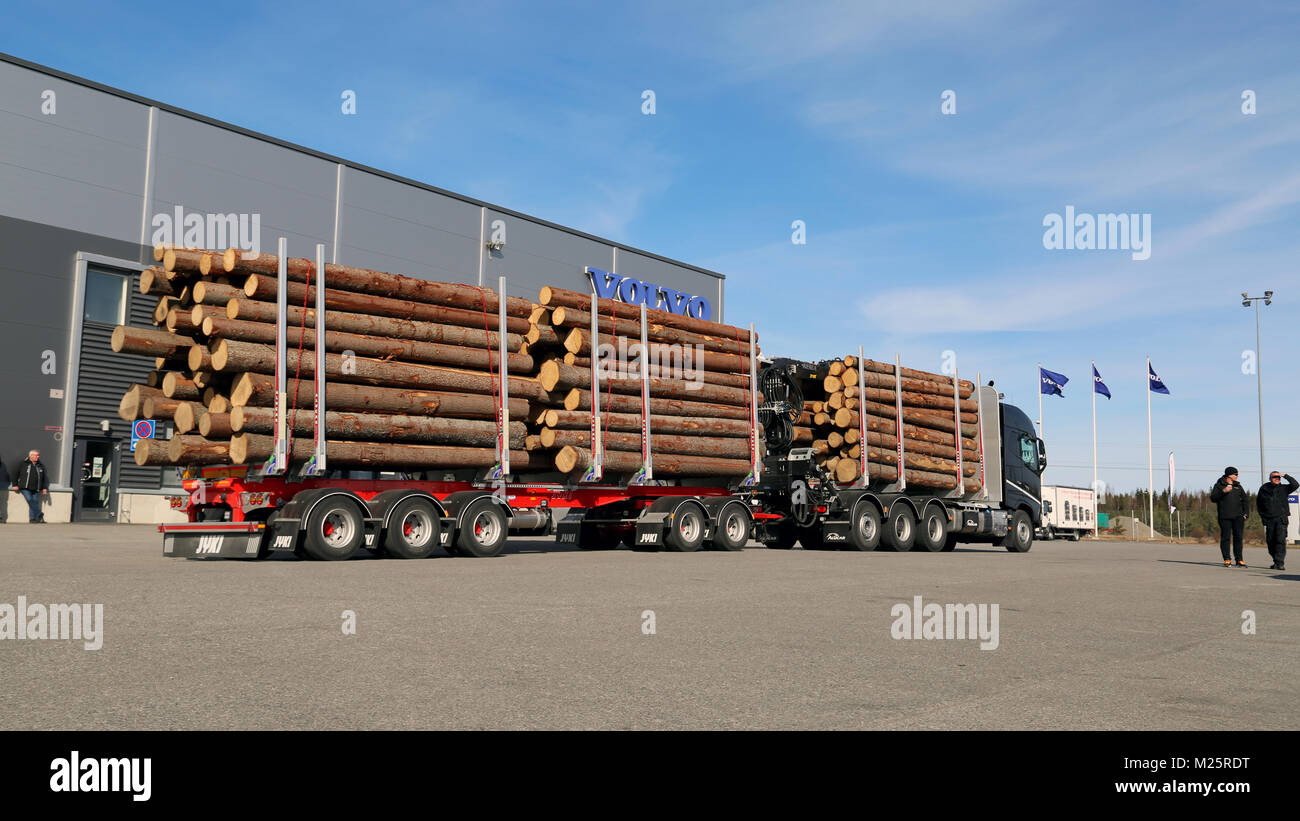 LIETO, FINLANDE - le 5 avril 2014 : Volvo Trucks présente le nouveau FH16 750ch transporteur de bois dans le cadre de leur nouvelle gamme de camions de Volvo Truck and Bus Center Banque D'Images