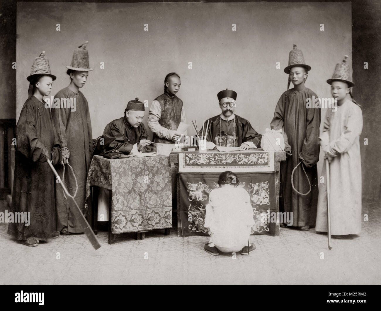 C. 1880 Chine - scène d'audience avec le juge et les fonctionnaires Banque D'Images