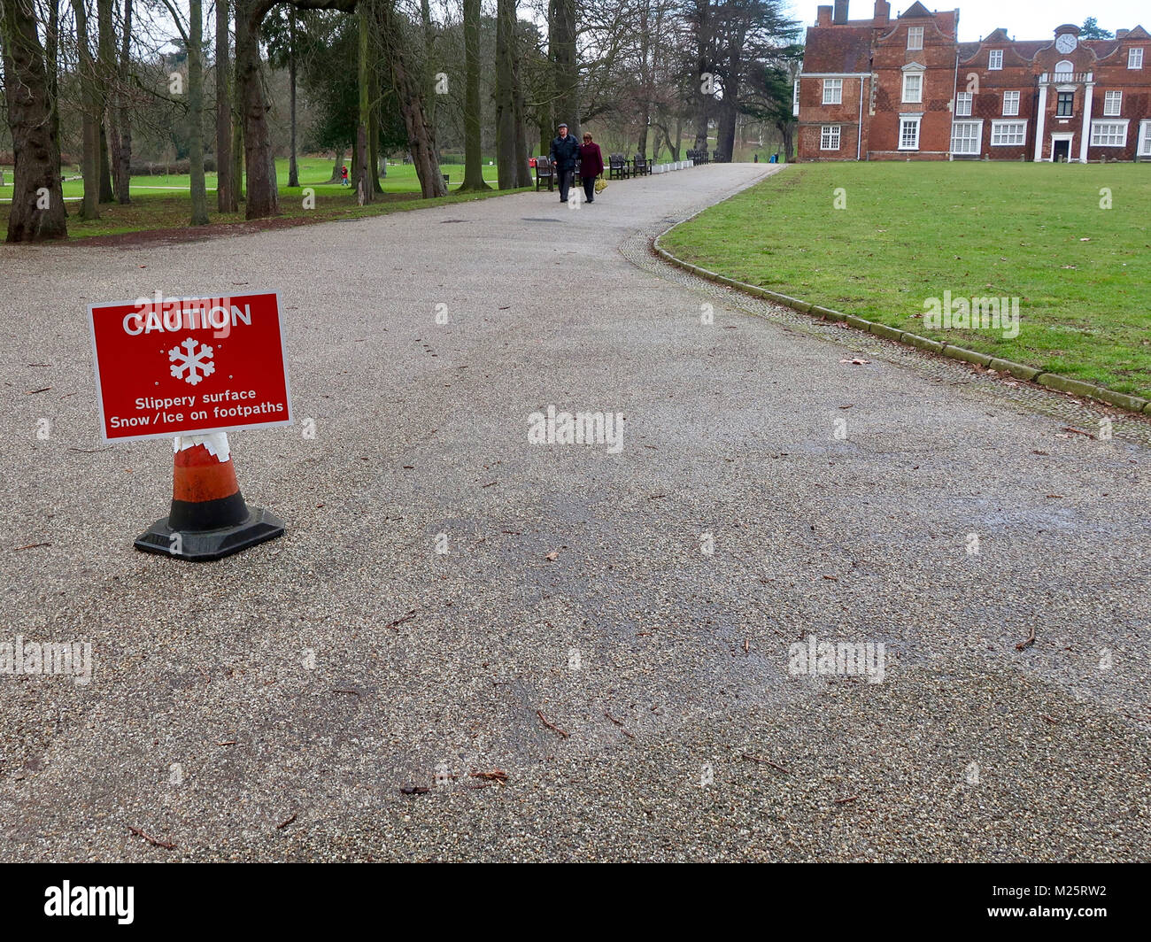 Attention la neige / glace surface glissante avis d'avertissement à Christchurch Park après une nuit de neige et de froid. La neige a fondu, risque de glace demeure. Banque D'Images