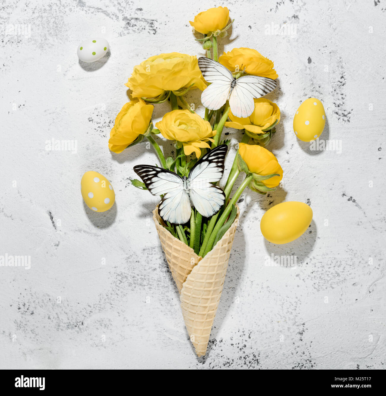 Fleurs de la jonquille dans le cornet gaufré avec oeufs de pâques,vintage Banque D'Images