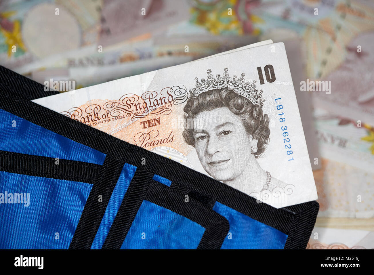 Bientôt à être réduite de 10 livres papier notes dans un portefeuille dans le Royaume-Uni Banque D'Images