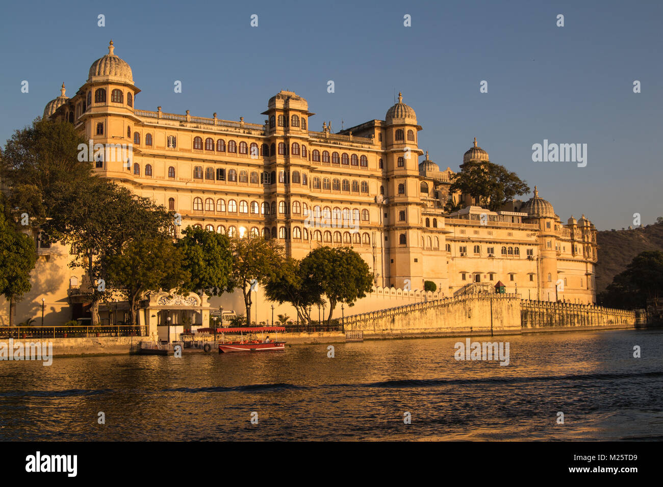 Coucher de soleil sur le Palais de la ville et le lac Pichola, Udaipur, Rajasthan Banque D'Images