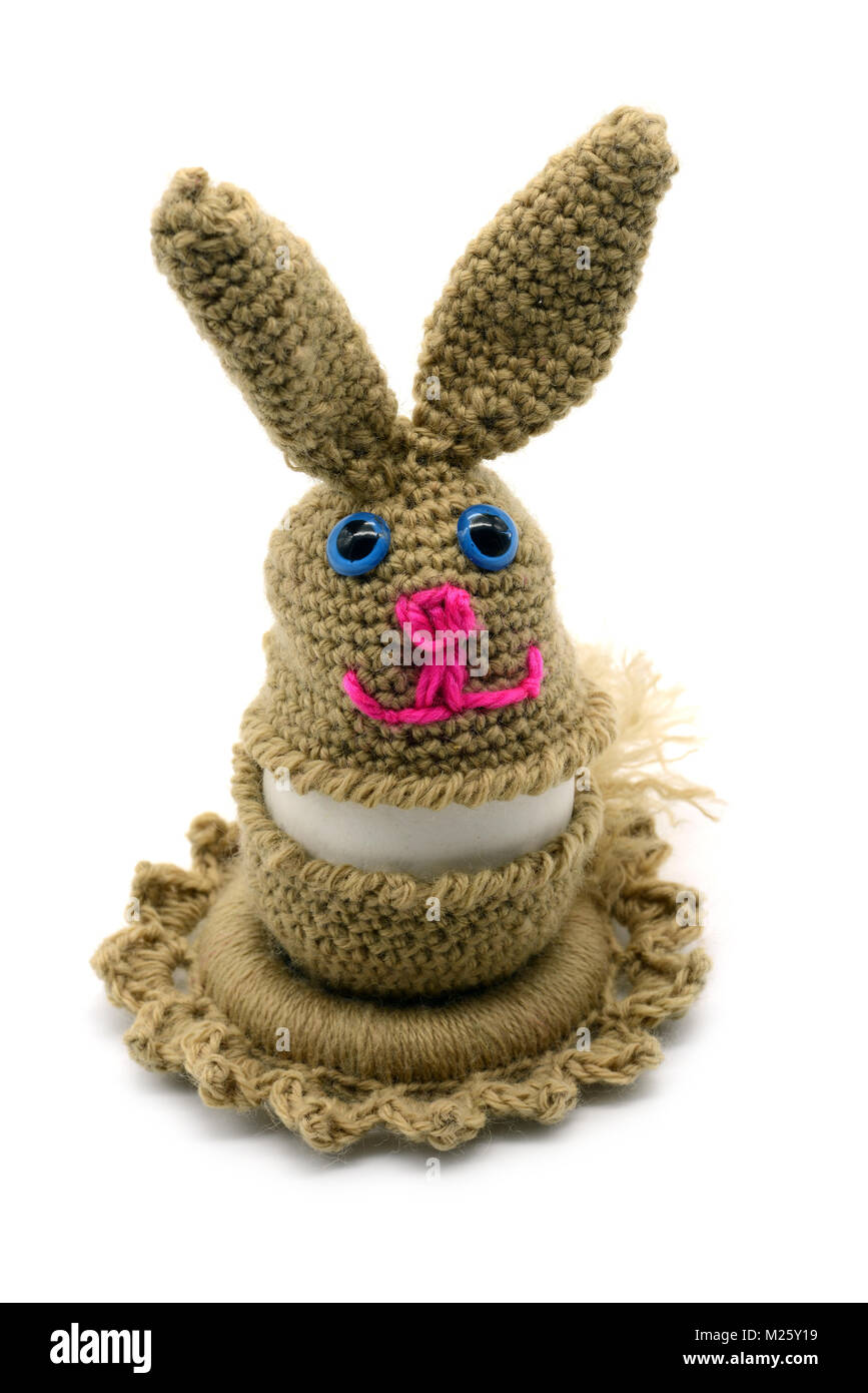 Crochet lapin de Pâques egg cup fait de laine blanche sur fond isolé Banque D'Images