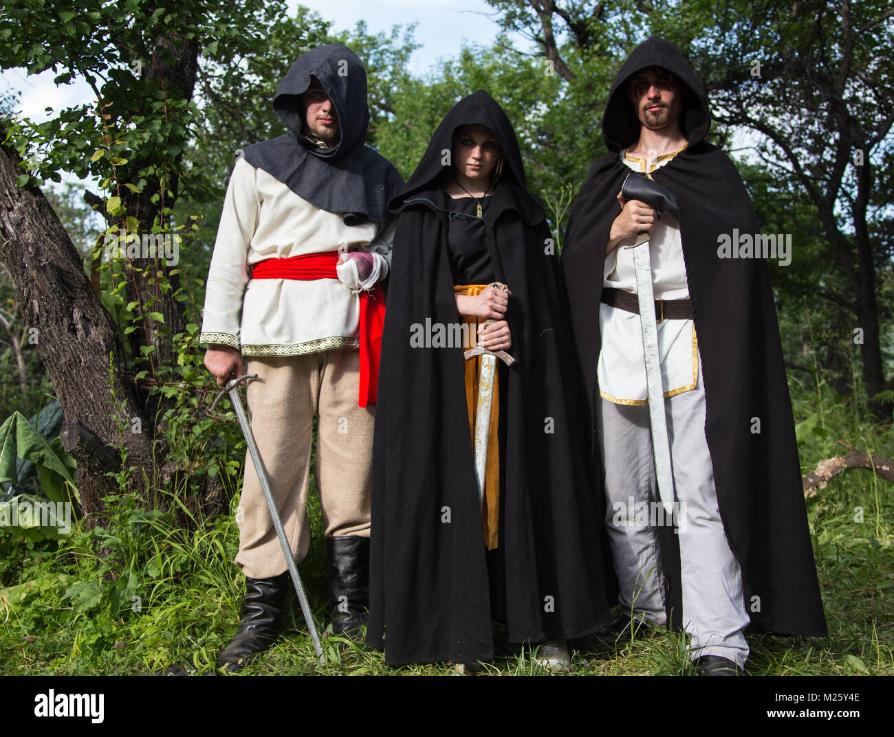 Trois chevaliers en armure se bat à forest Banque D'Images