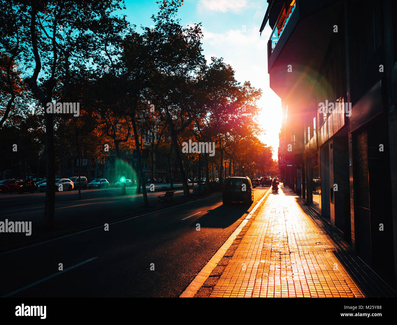 Vieille ville d'Europe au coucher du soleil avec retro vintage style  Instagram et filtre effet lens flare. Route avec transport à Barcelone  Photo Stock - Alamy