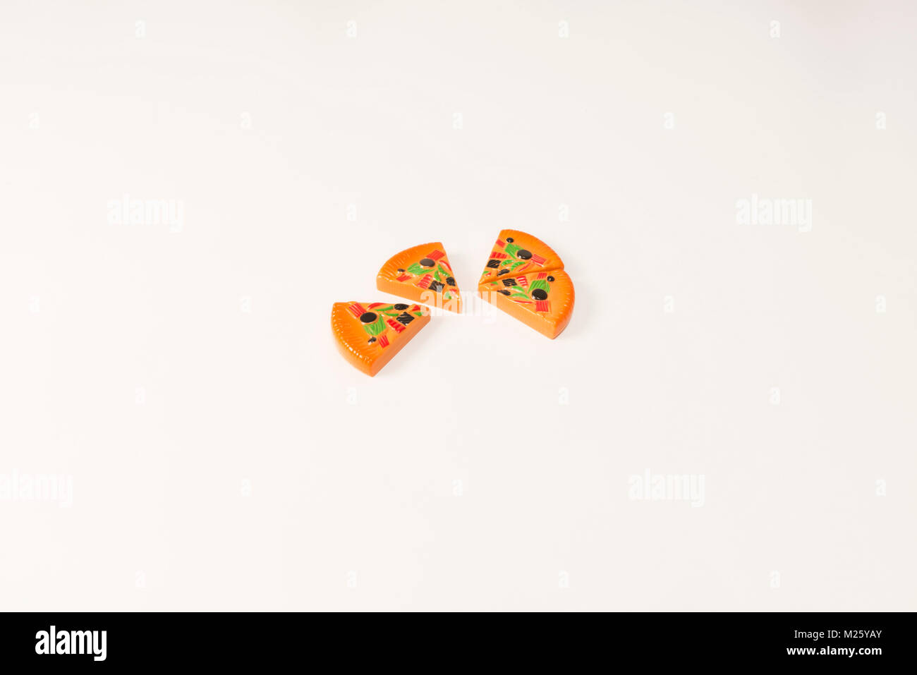 Junk Food Pizza avec arrière-plan uni, blanc Banque D'Images