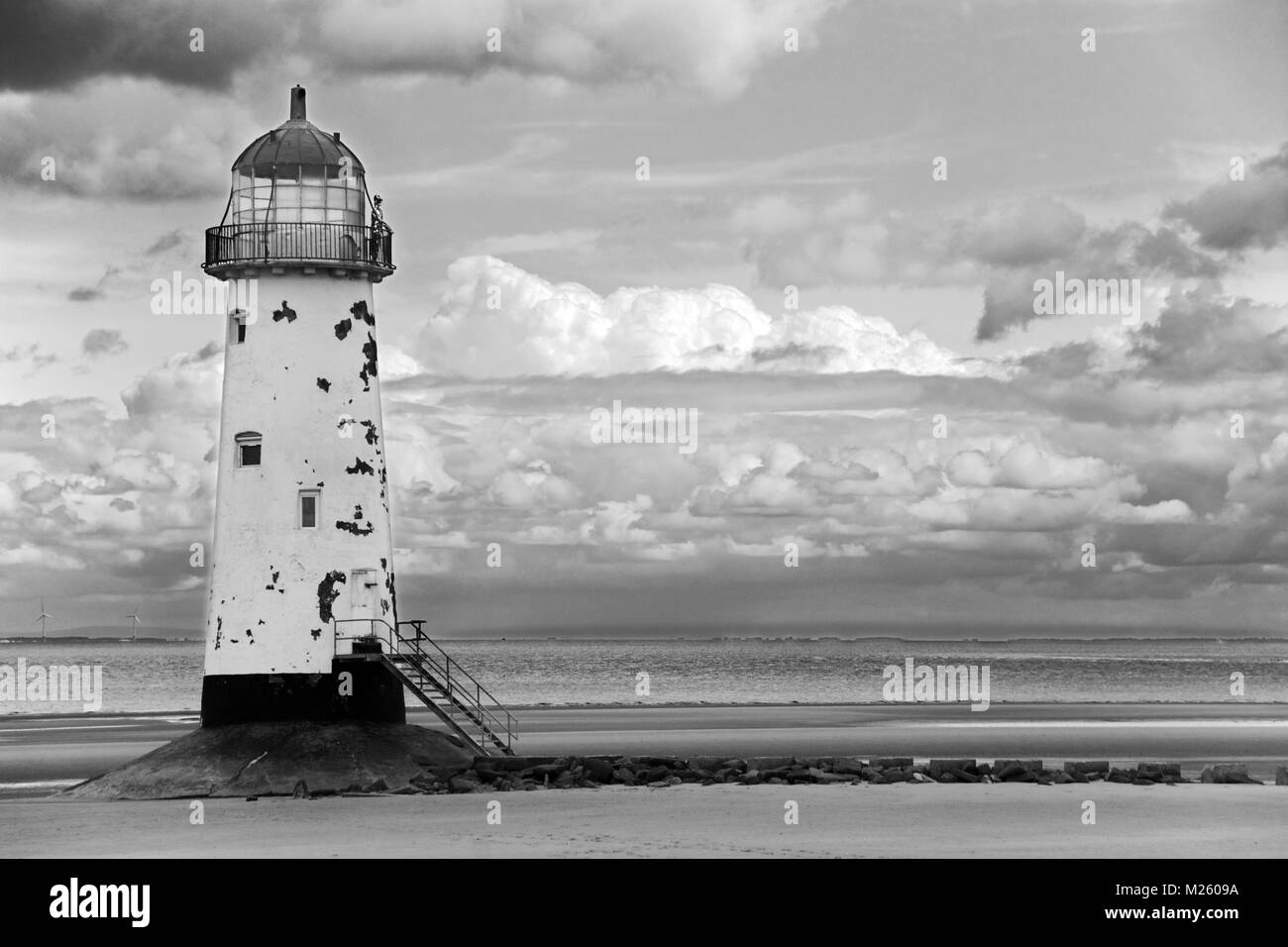 Point d'Ayr se dresse le phare à l'embouchure de l'estuaire de la Dee au Pays de Galles près de village de Talacre. Il a été construit en 1776 et est maintenant un bâtiment classé grade II. Banque D'Images