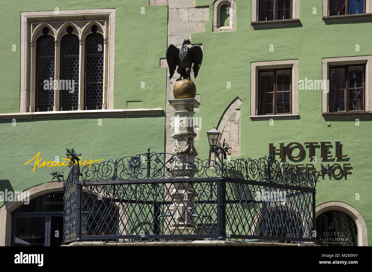 Statue d'un aigle sur Adlerbrunnen Fontaine dans le quartier de la vieille ville de Ratisbonne, Bavière, Allemagne. Banque D'Images