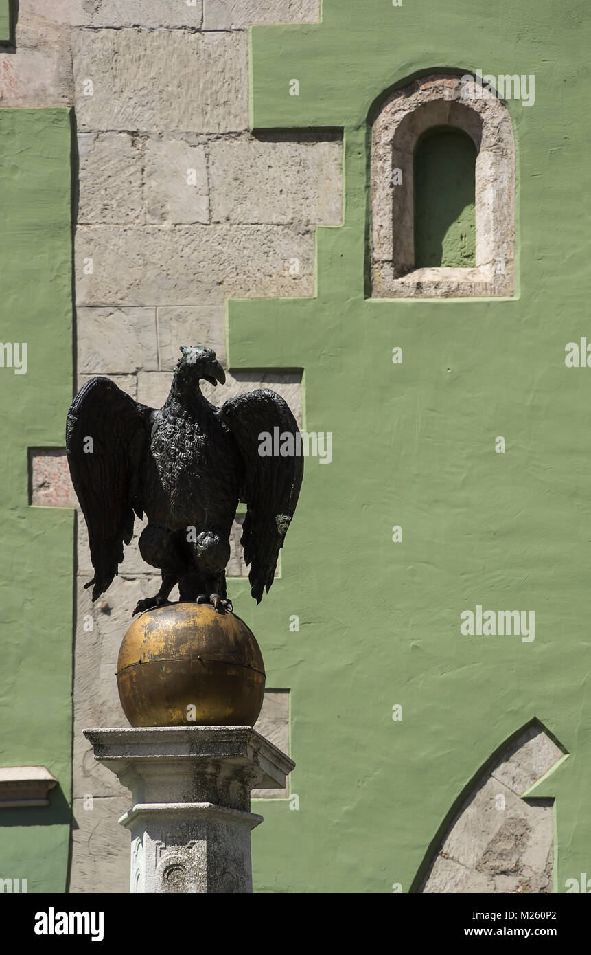 Statue d'un aigle sur Adlerbrunnen Fontaine dans le quartier de la vieille ville de Ratisbonne, Bavière, Allemagne. Banque D'Images