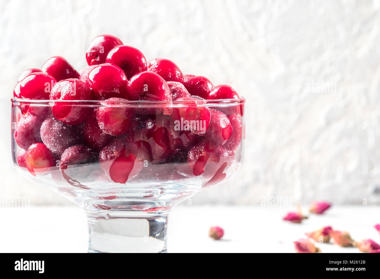 Les petits fruits rouge cerise congelée en verre tasse dessert Banque D'Images