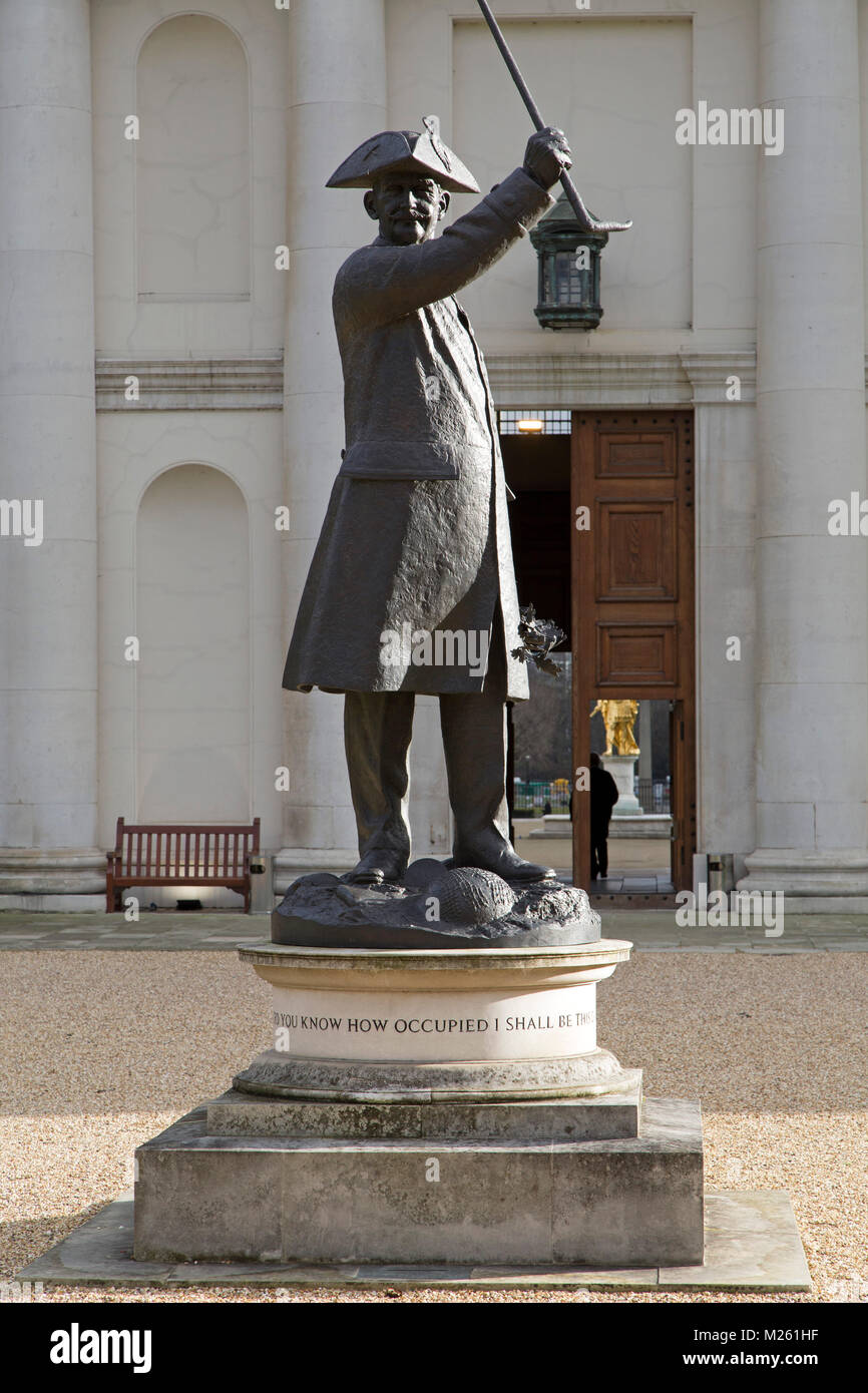 Statue d'un pensionné de Chelsea à l'extérieur de l'Hôpital Royal de Chelsea à Londres, en Angleterre. La statue de bronze est représenté avec un chapeau tricorne et canne. Banque D'Images