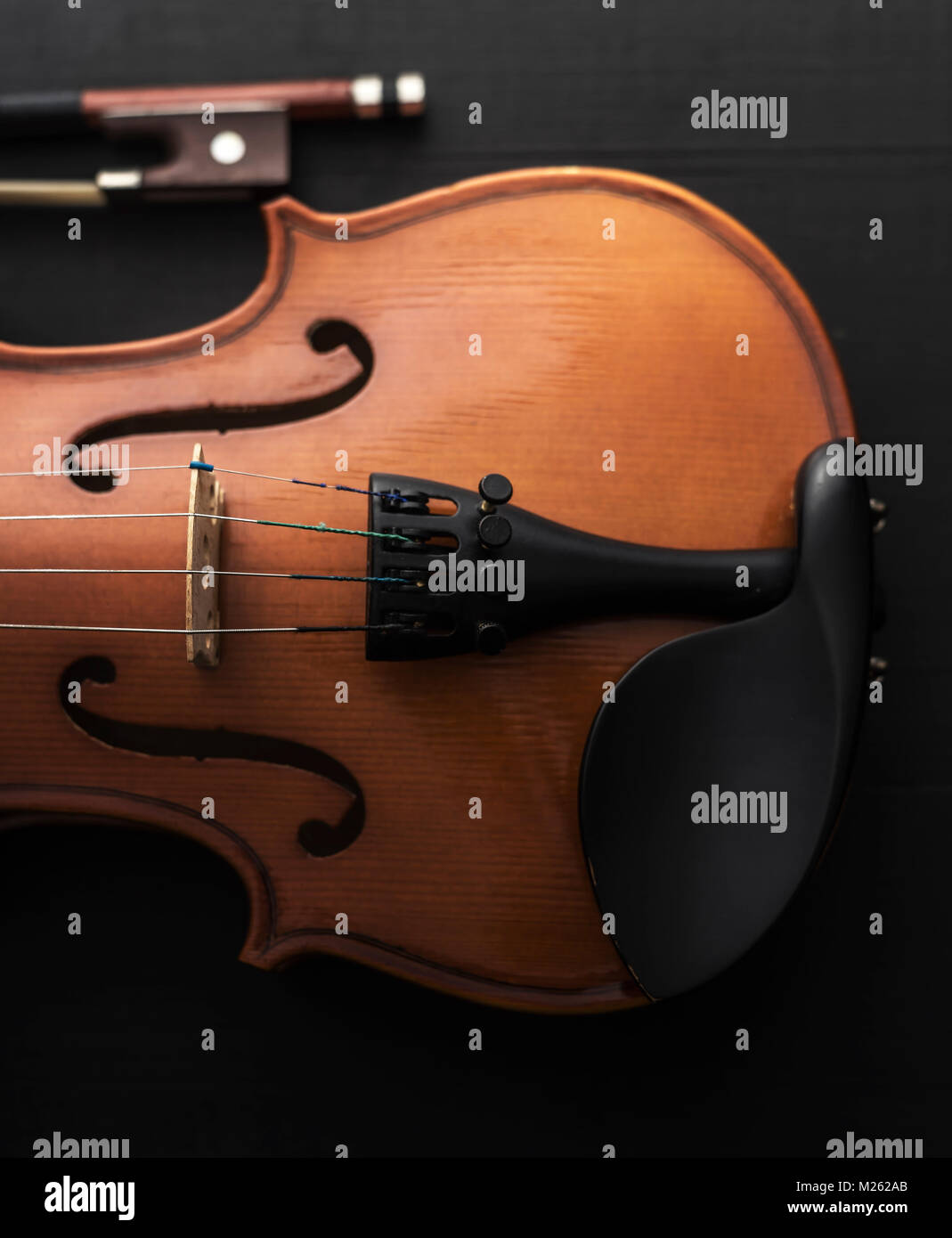 Ancien violon avec noeud sur table en bois Banque D'Images