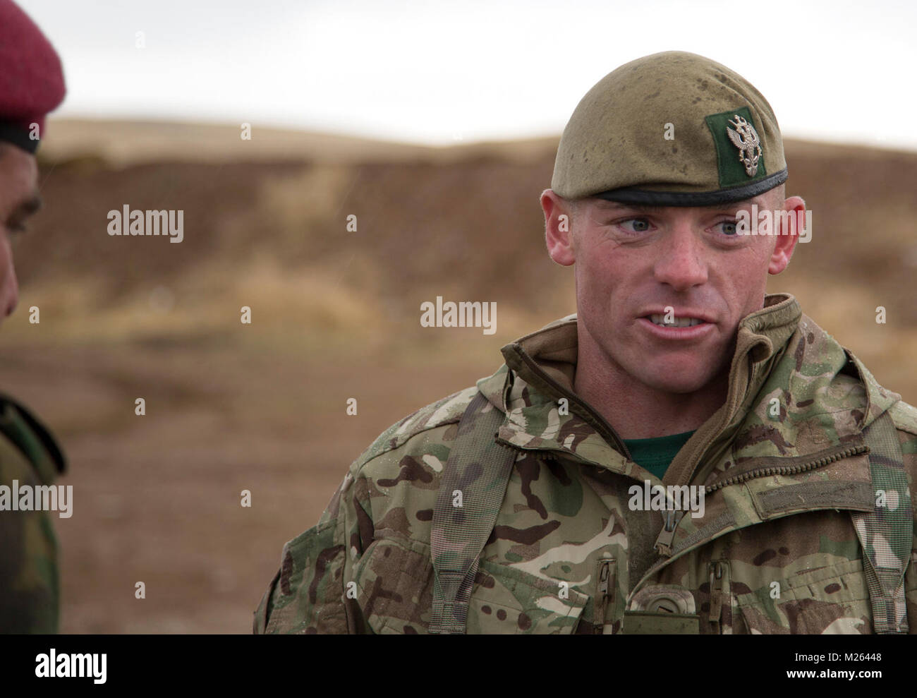 Un formateur de l'armée britanniques déployés en appui à l'opération résoudre inhérent donne des instructions au cours de la formation de base de l'infanterie d'Erbil, Irak, près de 7 décembre 2017. L'ampleur et la diversité de partenaires de coalition démontre l'objectif global et unifié de vaincre ISIS en Iraq et en Syrie. Les GFIM-OIR est la Coalition mondiale pour vaincre ISIS en Iraq et en Syrie. (U.S. Army Banque D'Images